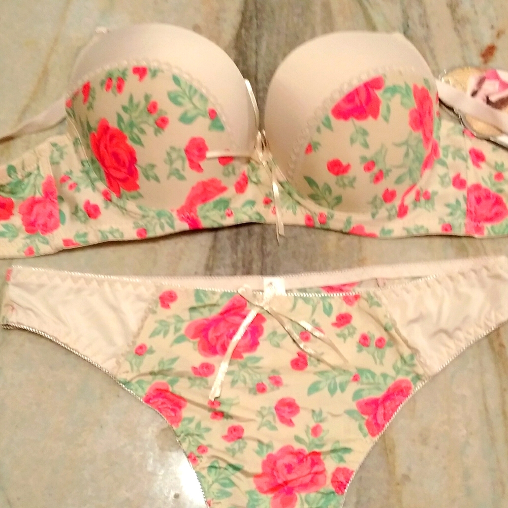 Flower Bra and Thong set Beige 42 C NWT